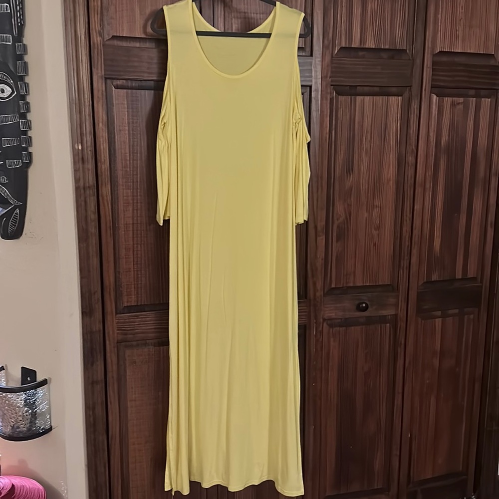 Maxi dress, off shoulders, mid length sleeve